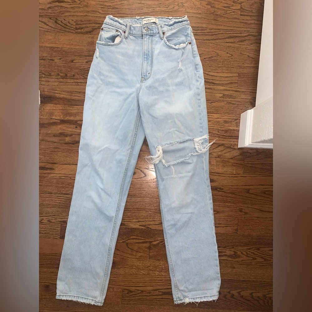 Abercrombie & Fitch. 90s Straight Ultra High Rise Jean.
